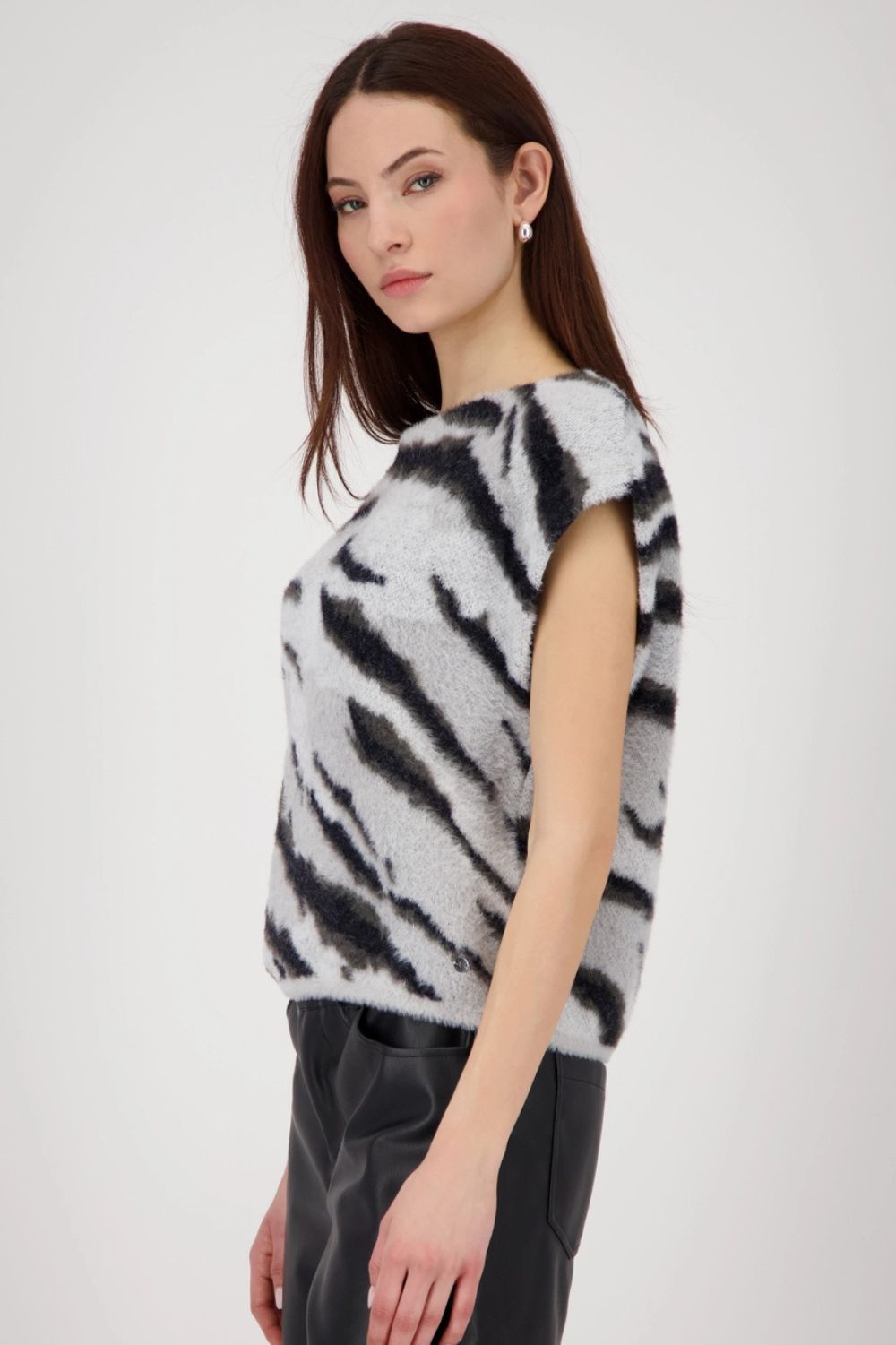Monari - Monari Tiger Plush Vest | Ash Grey - Vest - Silvermaple Boutique 