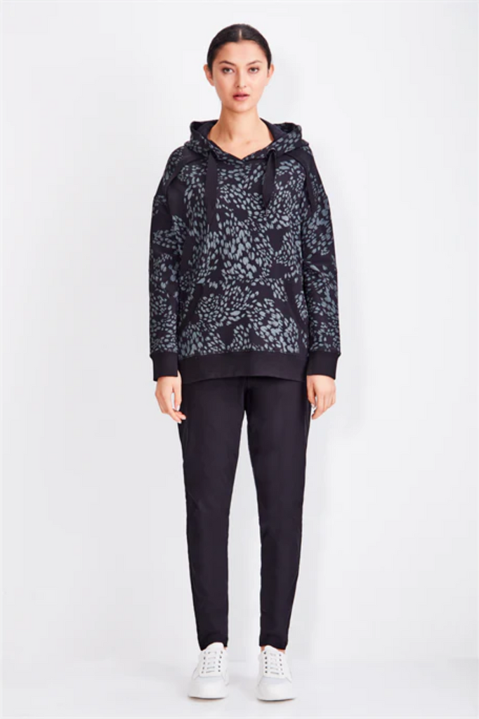 Verge Tropy Sweatshirt | Black_ Silvermaple Boutique 